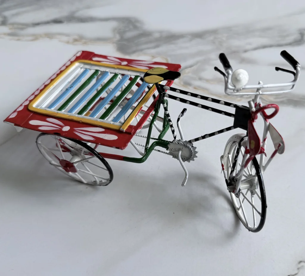Miniature Bangladeshi padel van ()